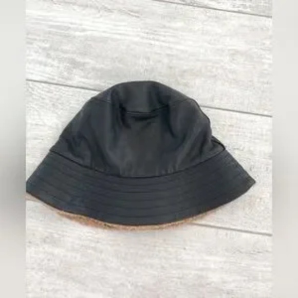 NWOT Danier Leather Reversible Bucket Hat